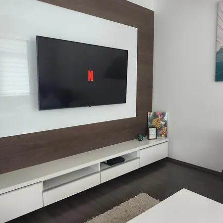 White Apartman- With Free Garage Apartment *